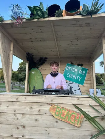 Simon, alias DJ Simax, DJ professionnel à Nantes
